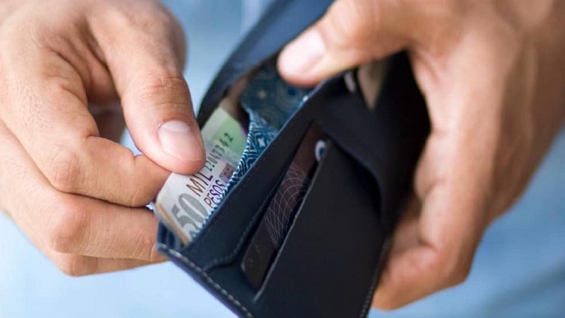 Carteira com pesos e cartão de crédito - Colômbia