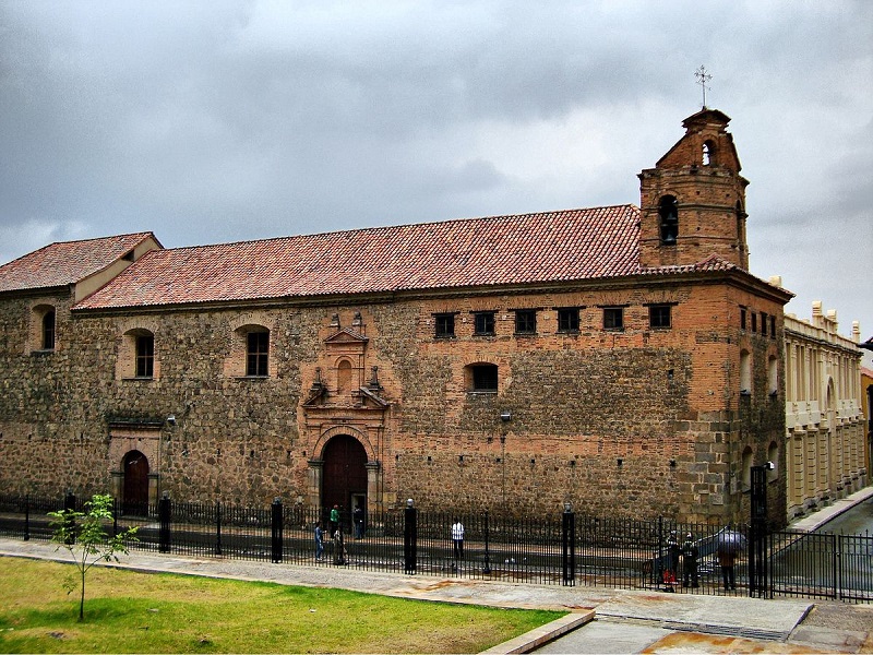 Lado externo do Museu Santa Clara em Bogotá