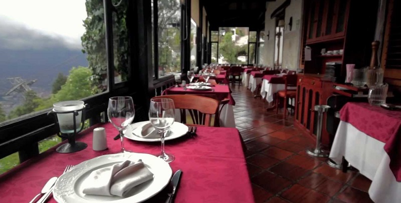 Interior do restaurante Casa San Isidro em Bogotá