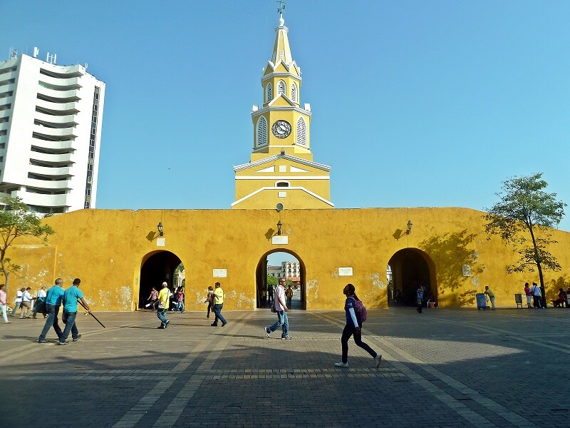 Vista da entrada da Torre del Reloj em Cartagena