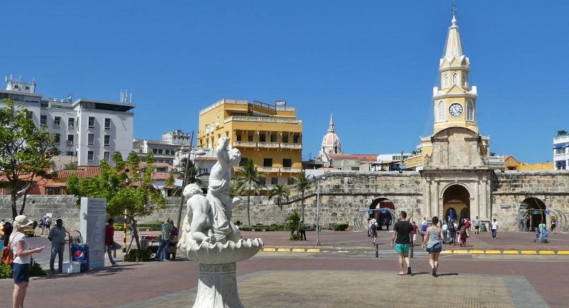Passeando em praça de Cartagena