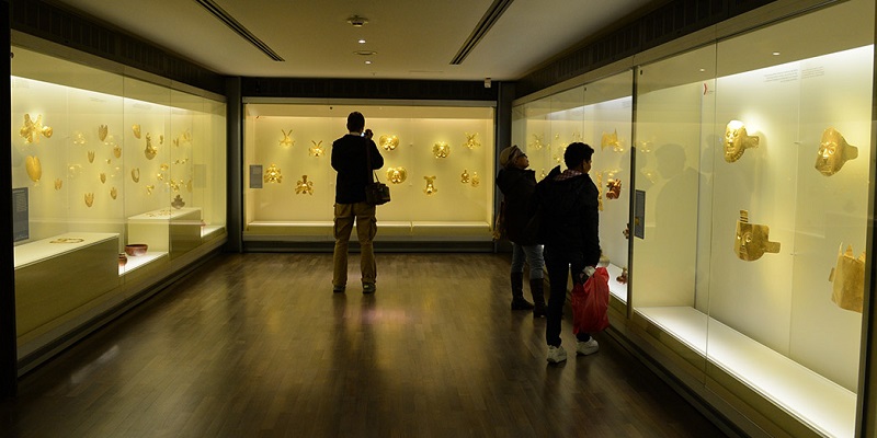 Turistas passeando por museu de Bogotá