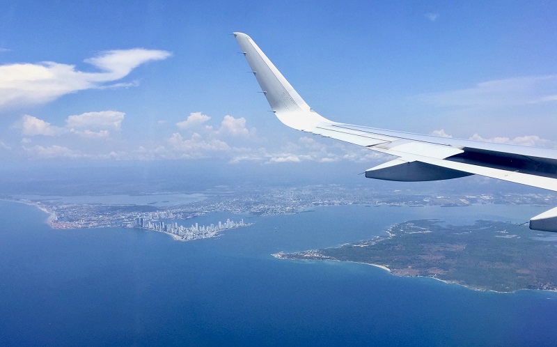 Avião sobrevoando Cartagena
