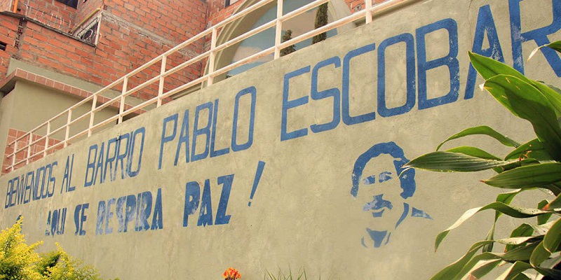 Frase exposta no bairro Pablo Escobar em Medellín