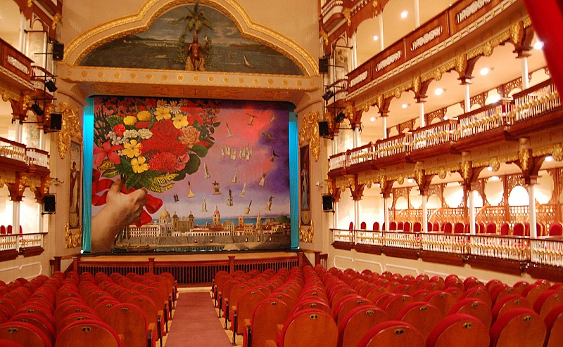 Plateia e palco do Teatro Heredia Adolfo Mejía em Cartagena