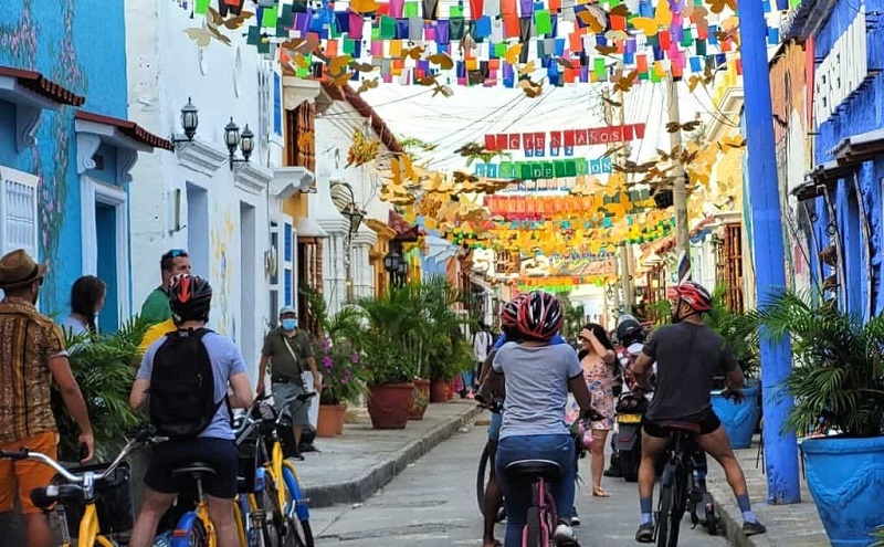 Pessoas andando de bicicleta em Cartagena