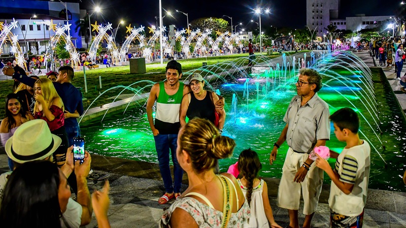 Turistas na Plaza de la Paz em Barranquilla