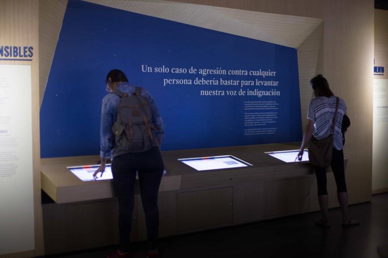 Pessoas no Museu Casa de la Memoria em Medellín