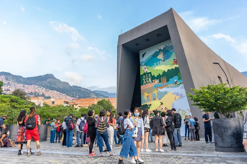 Visitantes esperando para entrar no Museu Casa de la Memoria em Medellín