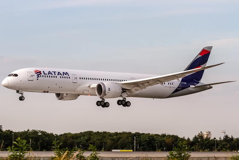 Avião pousando em Medellín na Colômbia