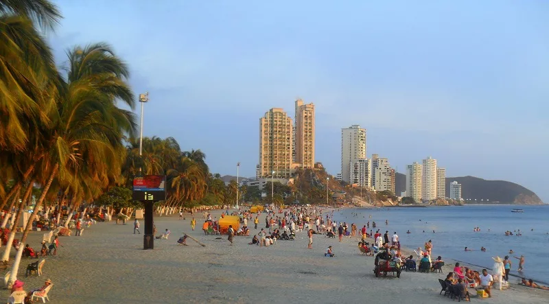 Praia El Rodadero em Santa Marta na Colômbia