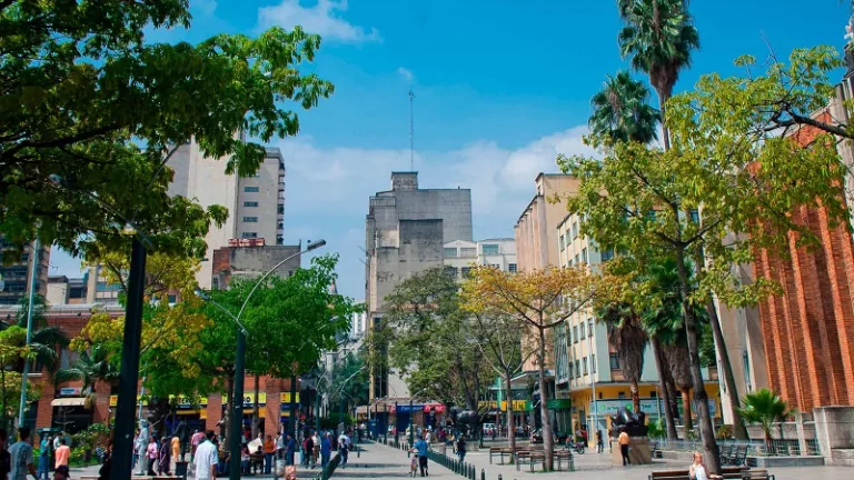 Calle comercial Paseo Carabobo en Medellín, Antioquia