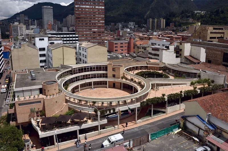 Vista ampla do Centro Cultural Gabriel García Márquez em Bogotá