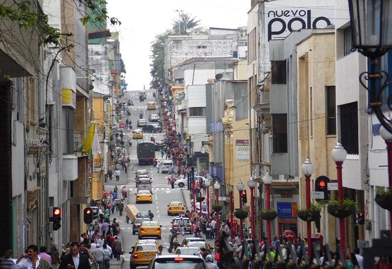 Rua movimentada em Manizales