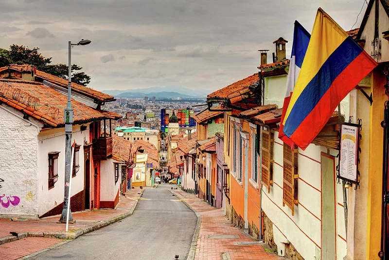 Ruas estreitas no bairro La Candelaria em Bogotá