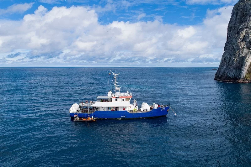 Embarcação na Ilha de Malpelo na Colômbia