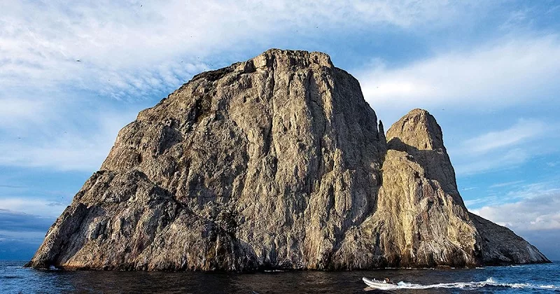 Rocha principal na Ilha de Malpelo na Colômbia