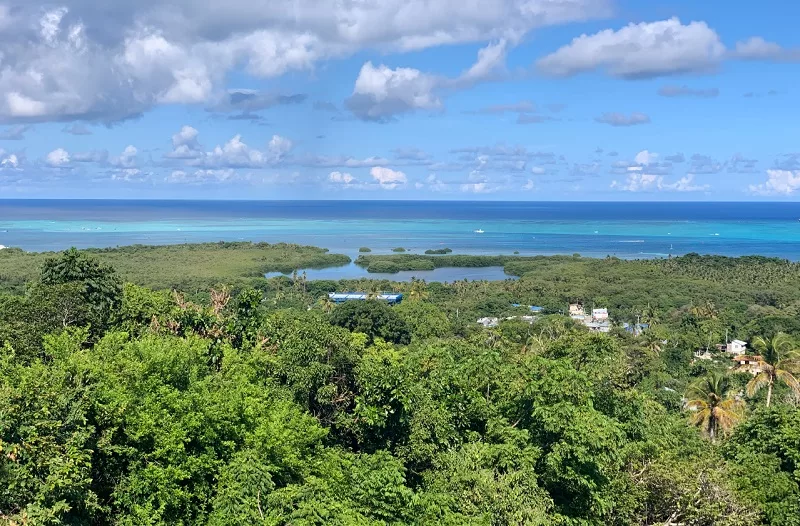 Vista do mirante no bairro La Loma em San Andrés