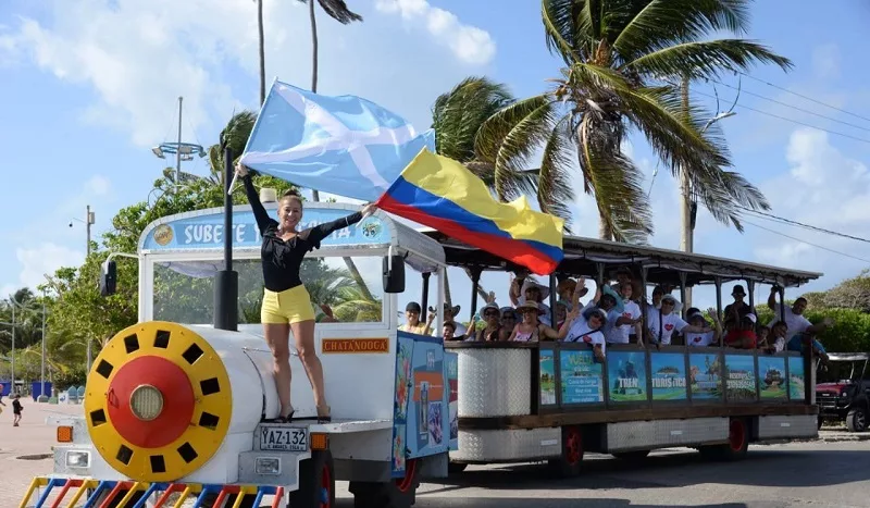 Trem turístico em San Andrés na Colômbia