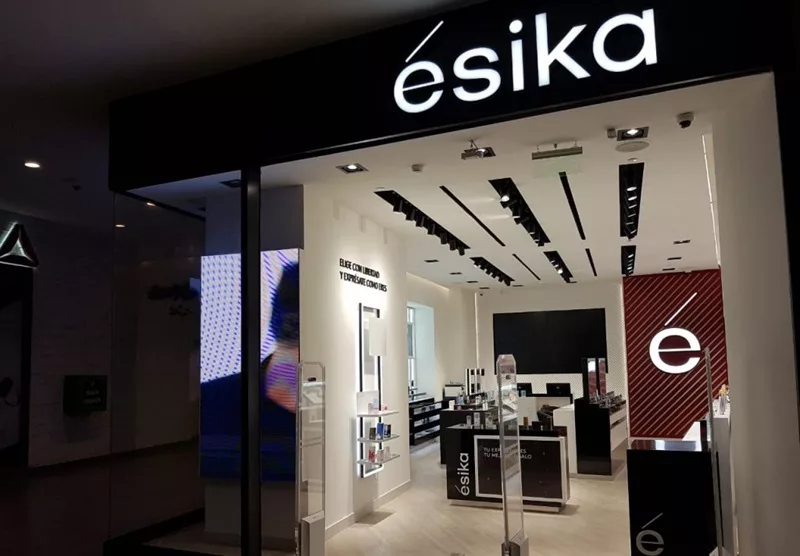 Entrada da loja Ésika em shopping da Colômbia