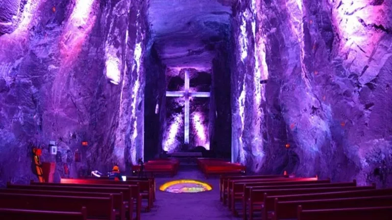 Beleza da Catedral de Sal de Zipaquirá em Bogotá